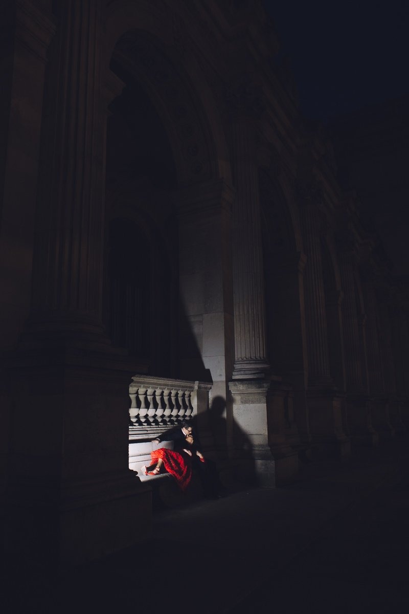 Couple session photographer in Paris. Couple in Paris by night. Photographe De Mariage Paris