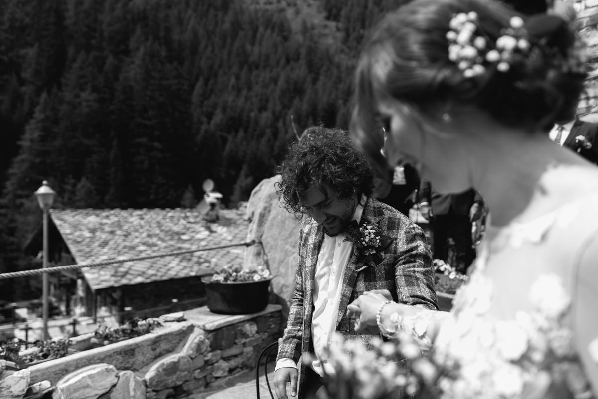 Outdoor chic mountain wedding in Val d'Aosta. Intimate symbolic ceremony celebrated in the small outdoor terrace. Courmayeur wedding photographer in Alps. 
